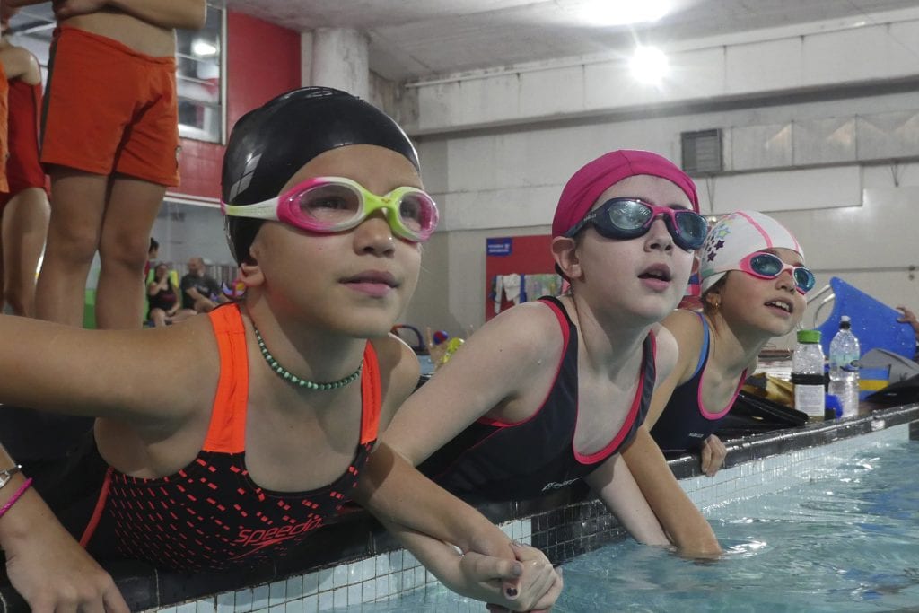 Niñas en una clase de natación en el Club Urunday