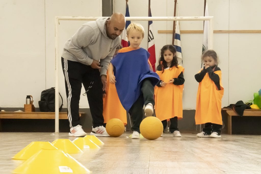 Niños practicando con pelotas en la Escuelita de Fútbol
