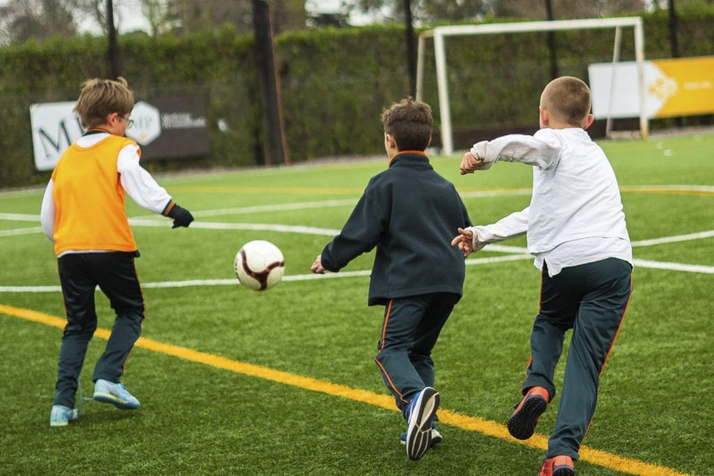 Niños jugando al fútbol en el Círculo de Tenis