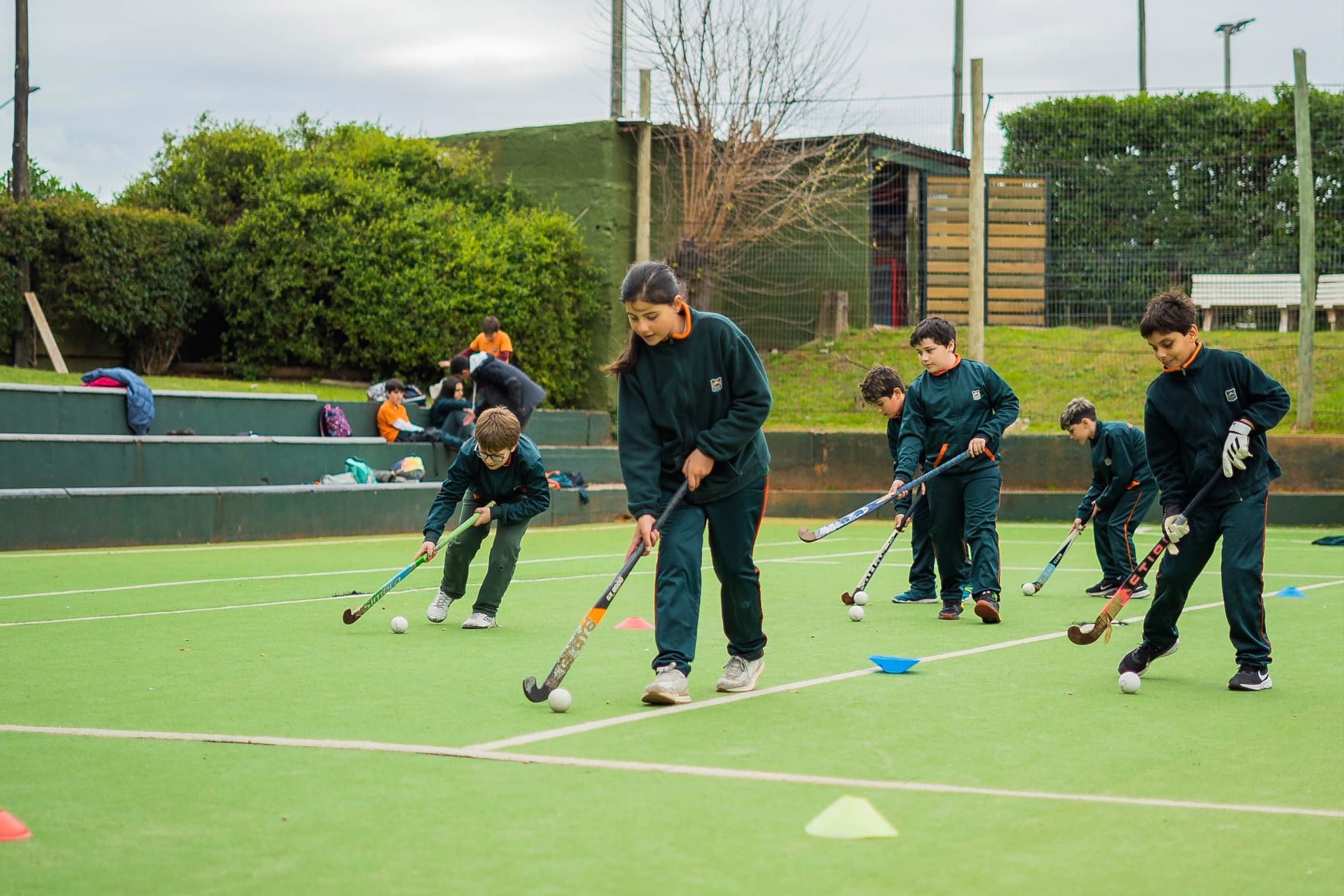 Niños practicando hockey en Prado School